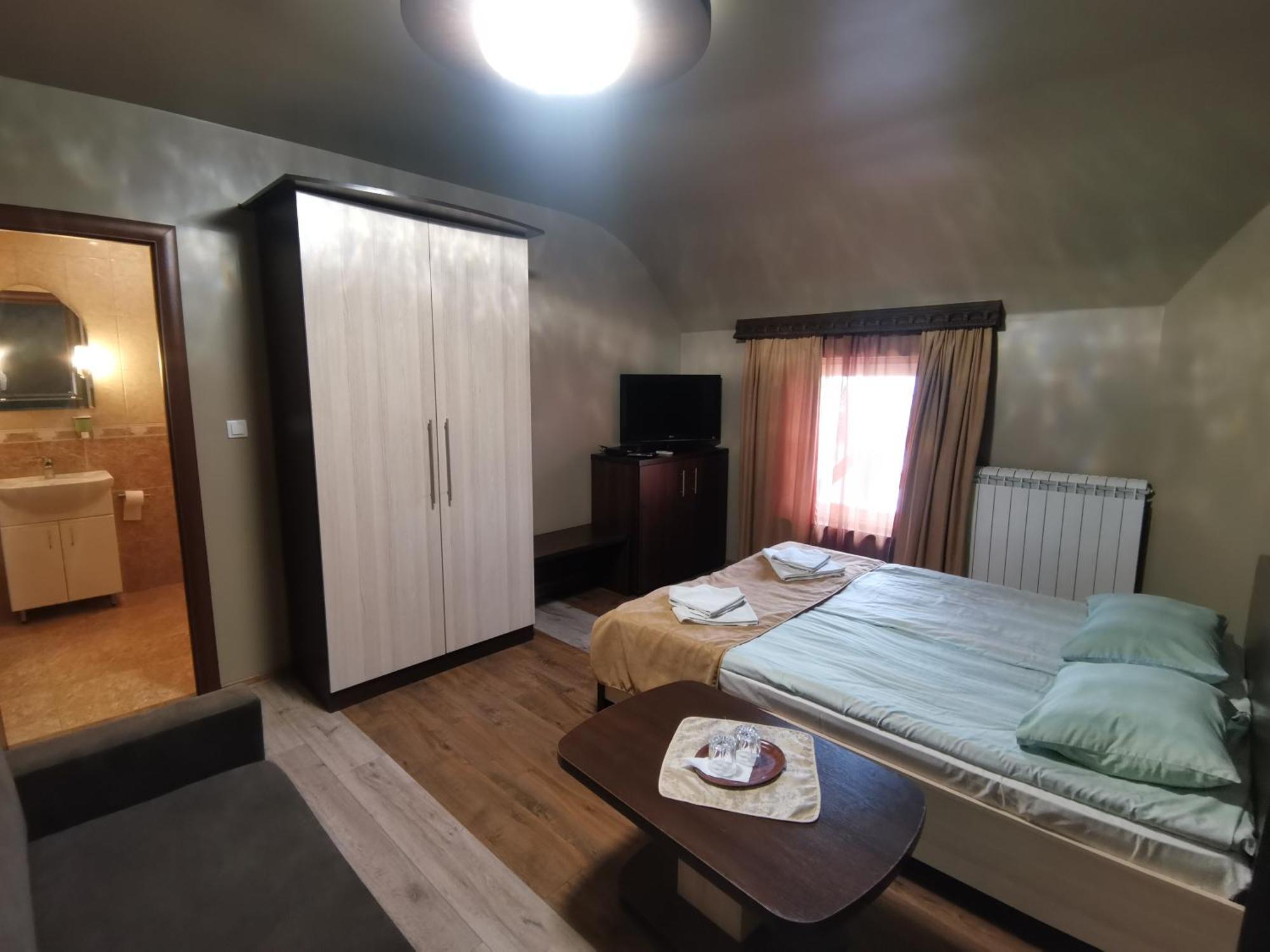 Three Aces Hotel Velyka Dobron Ngoại thất bức ảnh