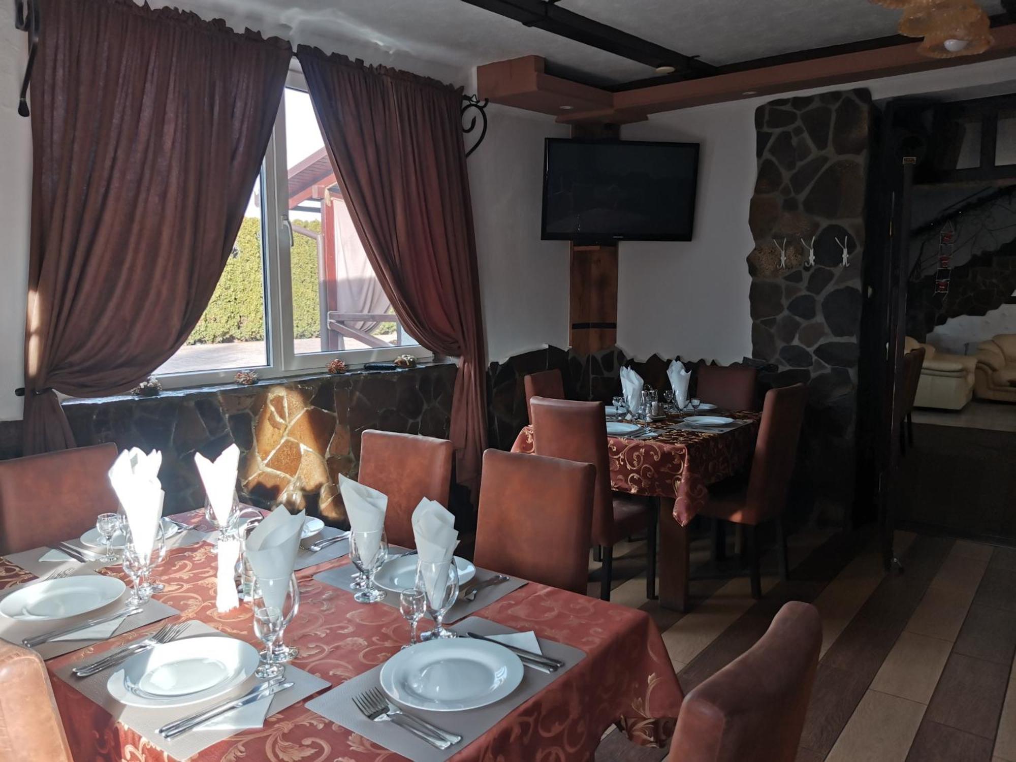 Three Aces Hotel Velyka Dobron Ngoại thất bức ảnh