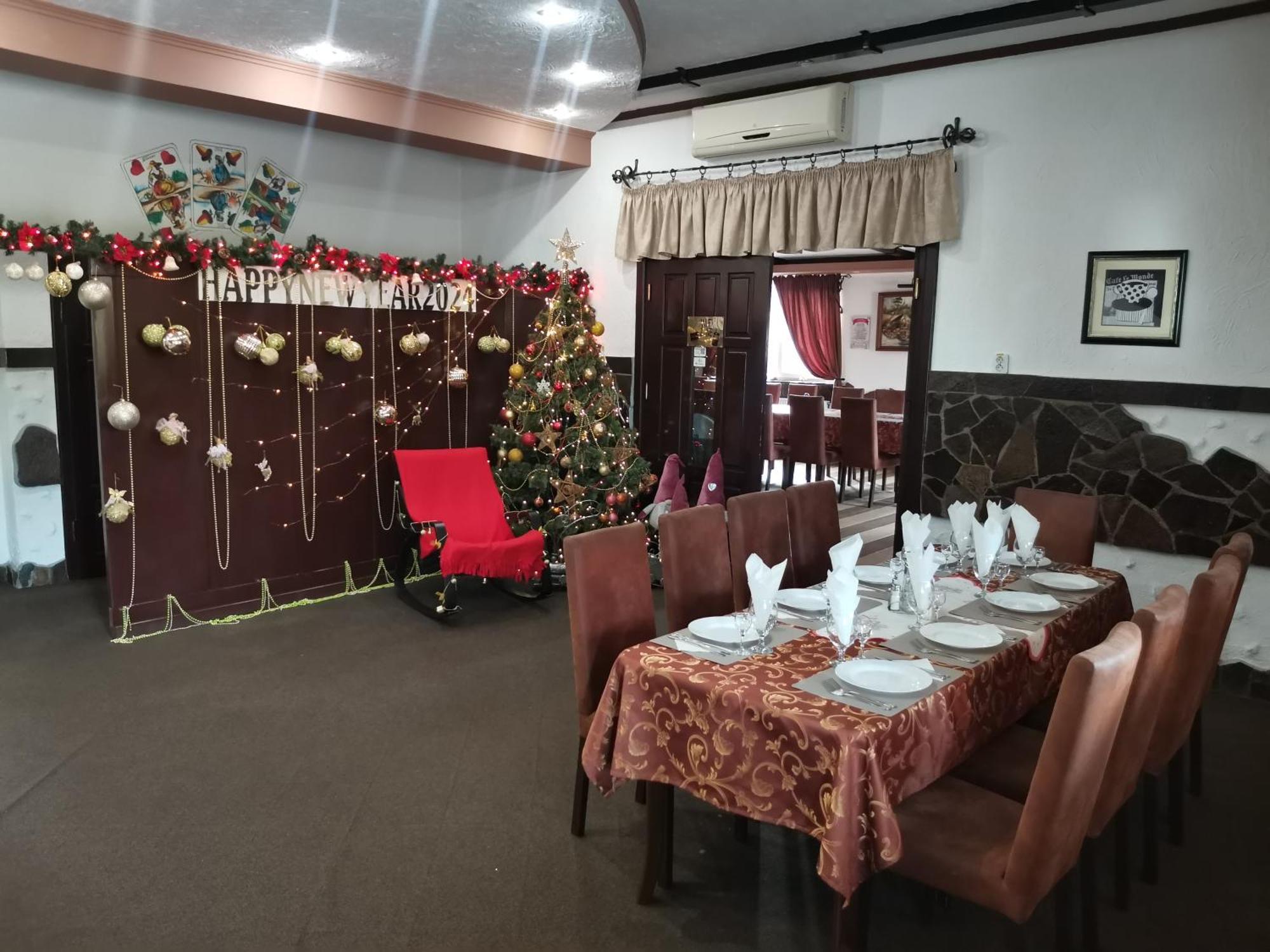 Three Aces Hotel Velyka Dobron Ngoại thất bức ảnh