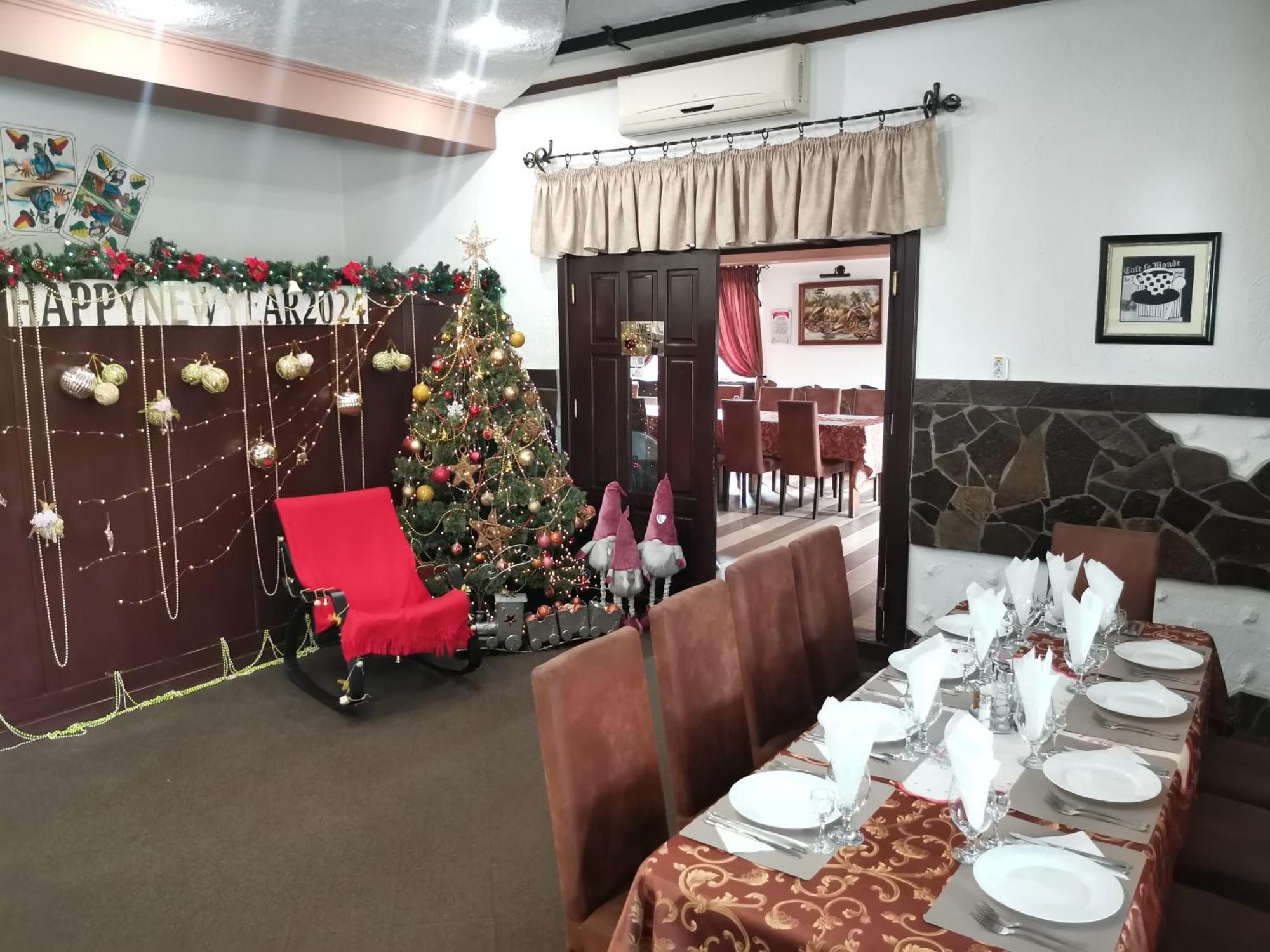 Three Aces Hotel Velyka Dobron Ngoại thất bức ảnh