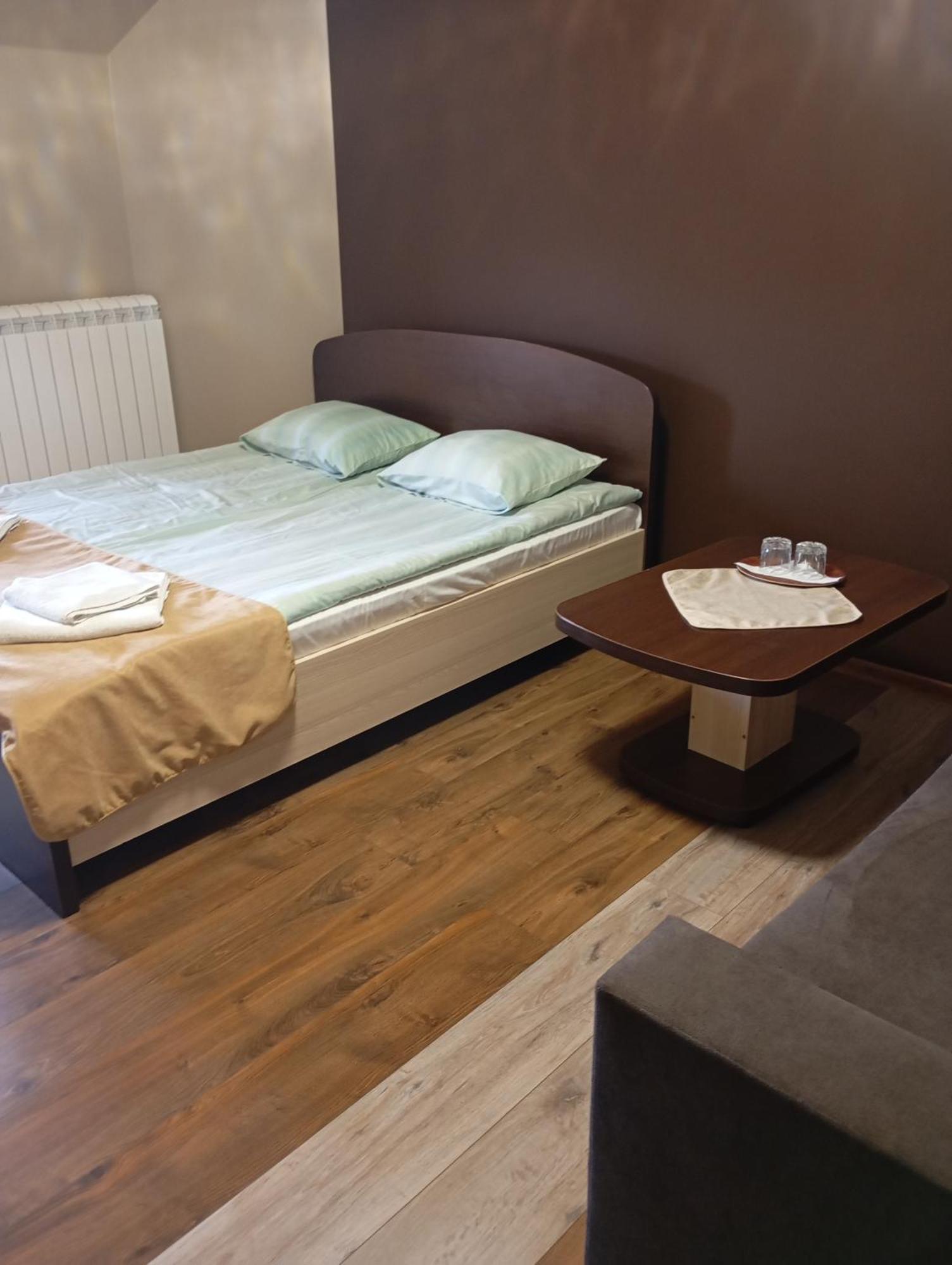 Three Aces Hotel Velyka Dobron Ngoại thất bức ảnh