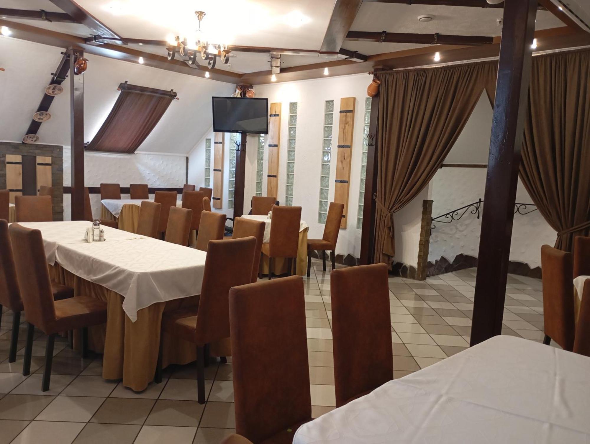 Three Aces Hotel Velyka Dobron Ngoại thất bức ảnh