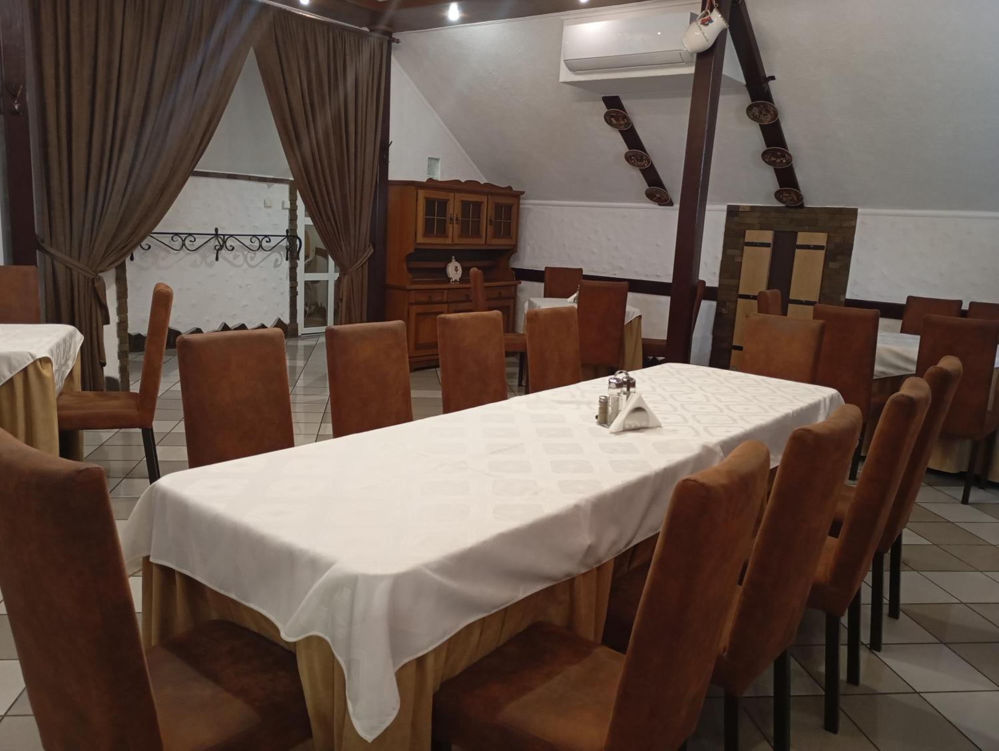 Three Aces Hotel Velyka Dobron Ngoại thất bức ảnh