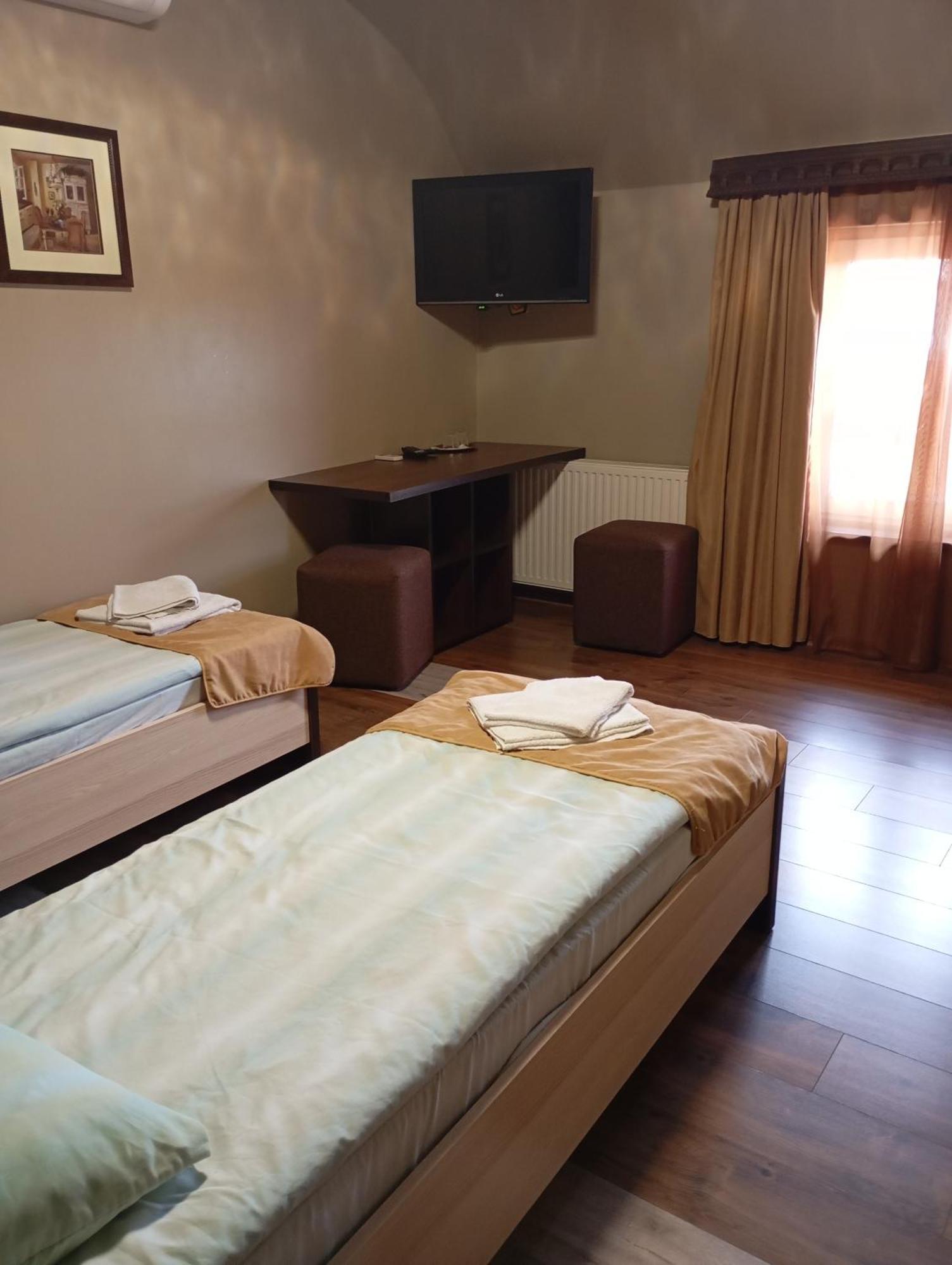 Three Aces Hotel Velyka Dobron Ngoại thất bức ảnh