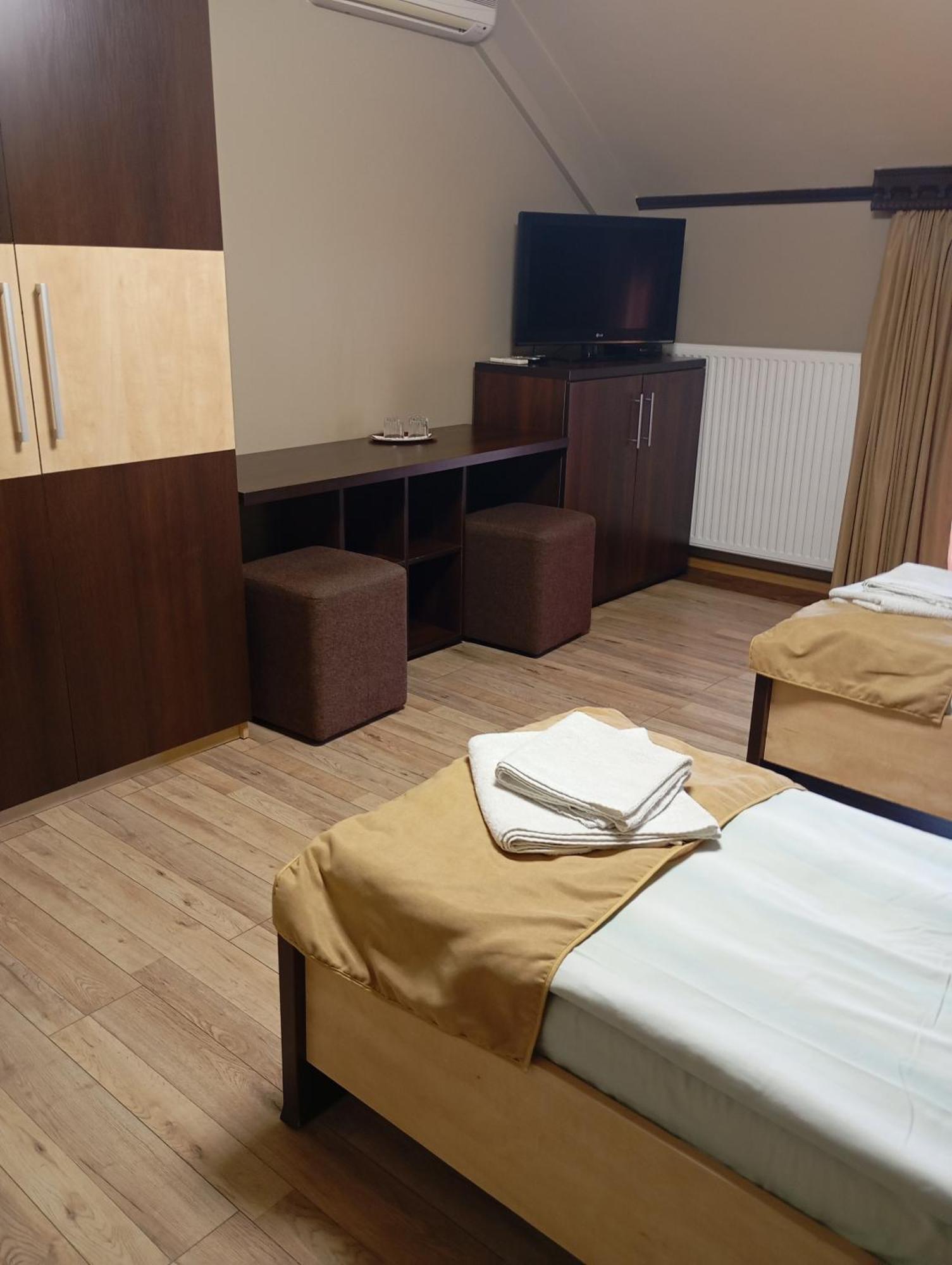 Three Aces Hotel Velyka Dobron Ngoại thất bức ảnh