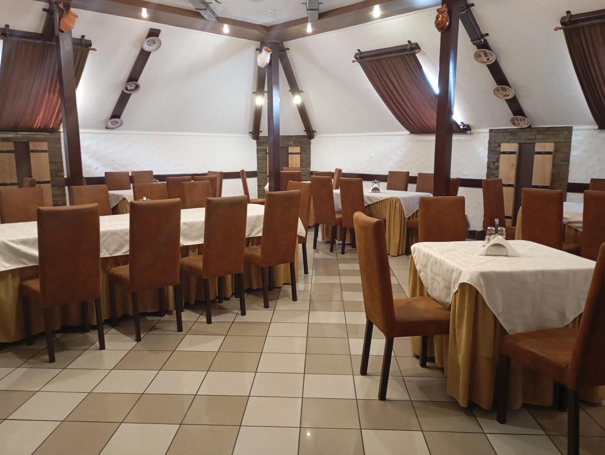 Three Aces Hotel Velyka Dobron Ngoại thất bức ảnh